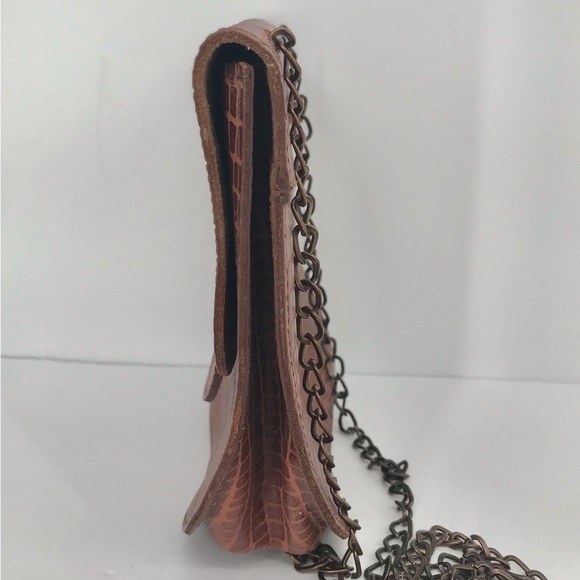 Leather Vintage Handbag with Modern Crossbody Chain - Picture 6 of 15